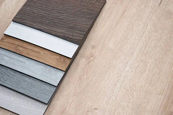 Lüks vinil döşeme fayanslarının örnek kataloğu. Hafif ahşap arka planda bir ev ya da zemin için yeni bir iç tasarımı var. Boşluğu kopyala.