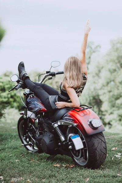 Chica Motociclista Rubia Sentada Una Motocicleta Levantó Mano Hacia Atrás —  Fotos de Stock