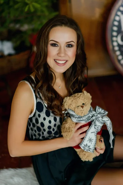 Hermosa Joven Vestido Interior Navidad Con Oso Peluche Sus Brazos — Foto de Stock