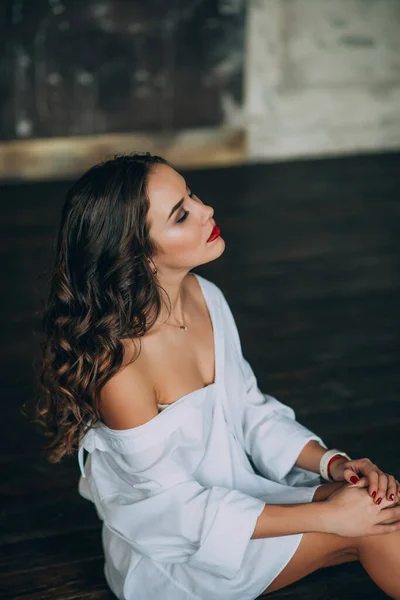 Mujer Joven Moda Con Pelo Rizado Oscuro Perfecto Hermoso Maquillaje — Foto de Stock