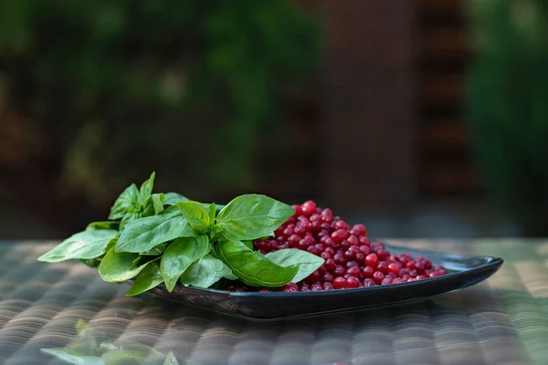 Manjericão Fresco Cranberries Maduros Uma Placa Preta Cozinhar Comida Vegetariana — Fotografia de Stock