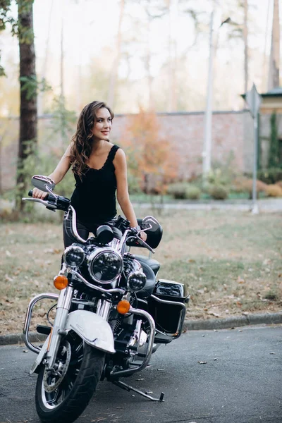 Joven Chica Hermosa Motorista Una Camiseta Negra Pantalones Cuero Una —  Fotos de Stock