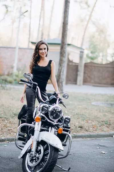 Fiatal Gyönyörű Motoros Lány Fekete Trikóban Bőrnadrág Egy Motorkerékpáron Gyorsaság — Stock Fotó