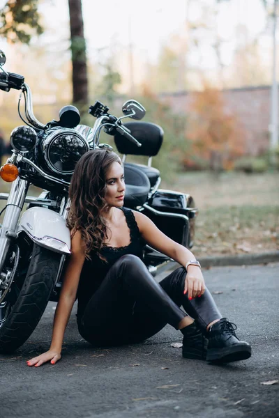 Młoda Piękna Motocyklistka Czarnej Koszulce Skórzanych Spodniach Siedzi Chodniku Pobliżu — Zdjęcie stockowe