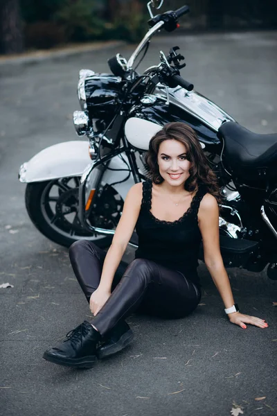 Fiatal Gyönyörű Motoros Lány Fekete Felső Bőrnadrág Járdán Közel Egy — Stock Fotó