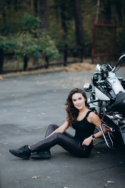 Fiatal Gyönyörű Motoros Lány Fekete Felső Bőrnadrág Járdán Közel Egy — Stock Fotó