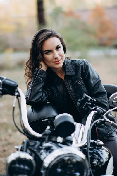 Joven Chica Hermosa Motorista Una Chaqueta Cuero Negro Una Motocicleta —  Fotos de Stock