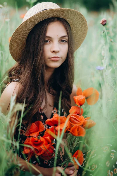 Modelo Menina Bonita Chapéu Com Buquê Flores Vermelhas Grama Verde — Fotografia de Stock