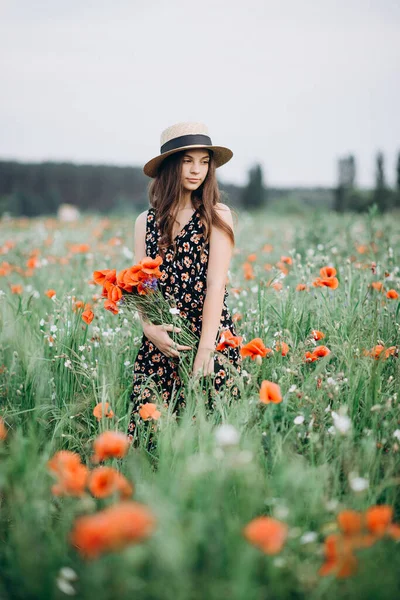 Bella Ragazza Modello Bruna Cappello Cammina Campo Fiori Con Mazzo — Foto Stock