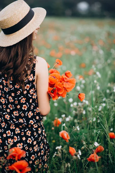 Schöne Junge Brünette Model Mädchen Mit Hut Geht Einem Blumenfeld — Stockfoto