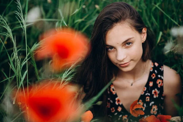 Beautiful Young Brunette Girl Grass Wild Red Poppies Field Mysteriously — Stock Photo, Image