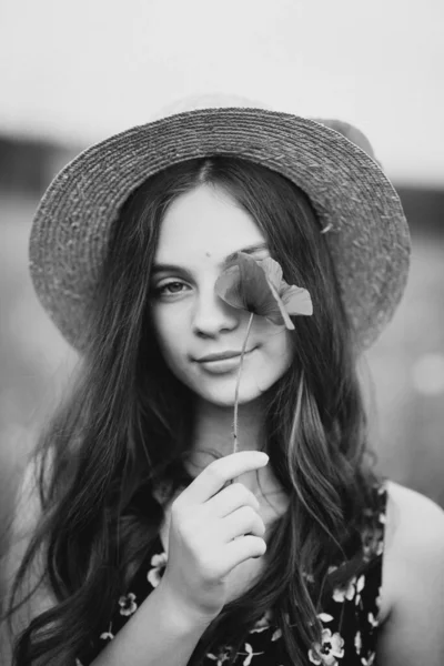 Ein Schönes Junges Mädchen Mit Hut Blickt Geheimnisvoll Lächelnd Die — Stockfoto