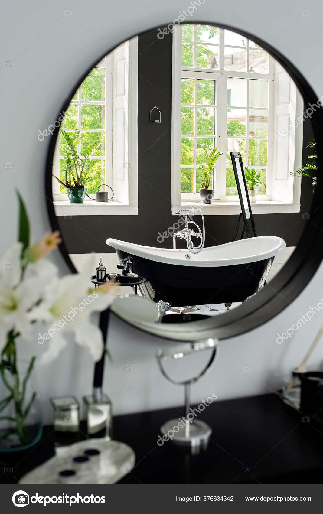 Baño Moderno Blanco Negro Con Accesorios Plata Con Grandes Ventanas