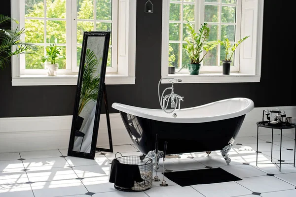 Büyük güneşli pencereli gümüş işlemeli siyah beyaz banyo. İç tasarım konsepti. Yumuşak seçici odak.
