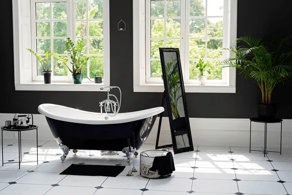 Büyük güneşli pencereli gümüş işlemeli siyah beyaz banyo. İç tasarım konsepti. Yumuşak seçici odak.