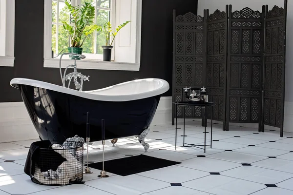 Baño Moderno Blanco Negro Con Accesorios Plateados Con Grandes Ventanas —  Fotos de Stock