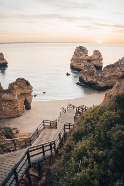 Kumlu bir plajda gün doğumu, Praia di Camilo, Portekiz