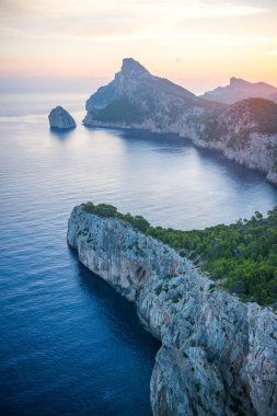 Mayorka 'da denizin üzerinde gün doğumu