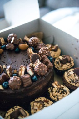 Ahududu ve yaban mersinli çikolatalı pasta.