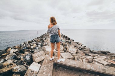 Deniz kıyısındaki kız, Tenerife, İspanya