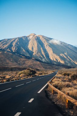 İspanya 'nın Tenerife adasındaki volkana giden yol
