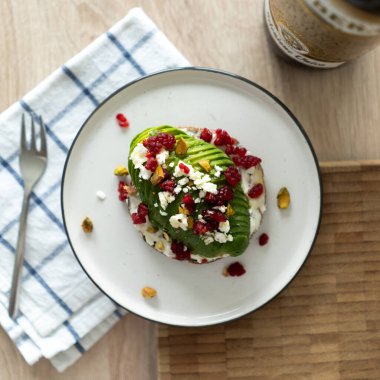 Ahududu ve peynirli avokado ekmeği.