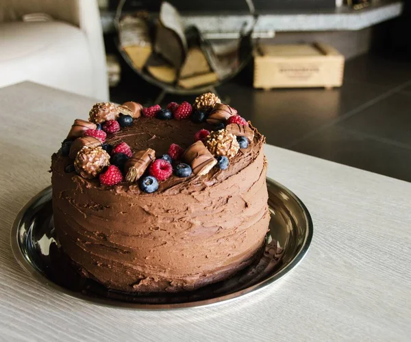 Ahududu Yaban Mersinli Çikolatalı Pasta — Stok fotoğraf