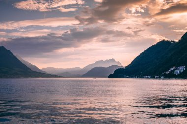 Lucerne Gölü 'nün üzerinden İsviçre' deki Pilatus Dağı 'na bak.