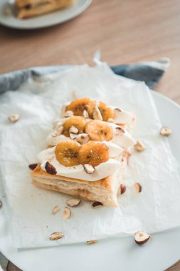 Krem şantili ve muzlu poğaçalı tatlı.