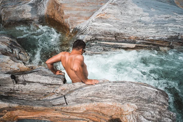 Bir Adam Kendini Nehrin Berrak Sularına Atıyor Lavertezzo Sviçre — Stok fotoğraf
