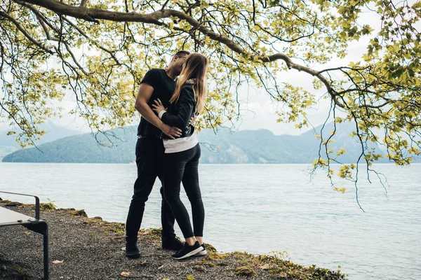 Küssendes Paar Unter Einem Baum Vierwaldstättersee — Stockfoto