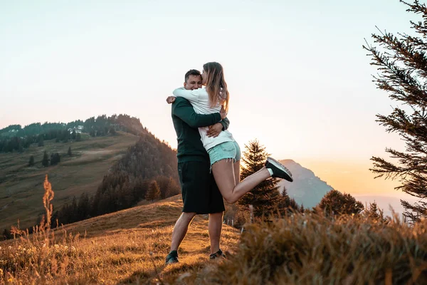 Paar Umarmt Sich Bei Sonnenuntergang Auf Einer Wiese Den Schweizer — Stockfoto