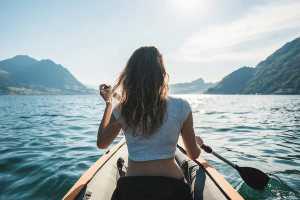 スイスの湖の上の女の子カヤック — ストック写真