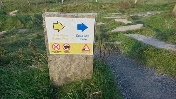 The guidepost on the Burren way, a hiking trail to Doolin — Stock Photo, Image