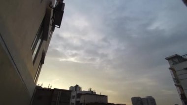 Zaman bulutları şehrin üzerine çöktü