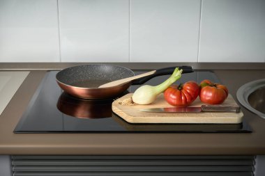 Domates ve soğan pişiriyorum.
