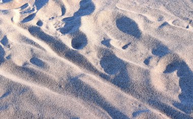  Doğal kumsalda soyut ayak izleri.