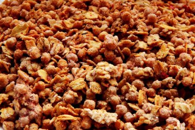 Meyve dilimli esmer müsli.