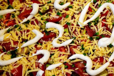 Kendi ellerinle peynirli ve mayonezli ev yapımı pizza pişirmek.