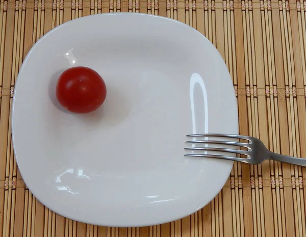 Eine Rote Tomate Auf Einem Weißen Teller Teil Einer Gabel — Stockfoto