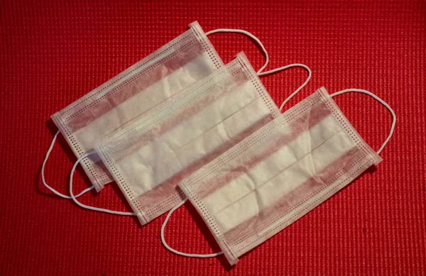 Tres Máscaras Protectoras Médicas Blancas Sobre Fondo Rojo —  Fotos de Stock