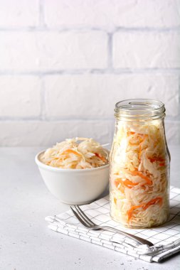 Parlak bir masada lahana turşusu.