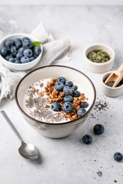 Granola con yogur y arándanos — Foto de Stock