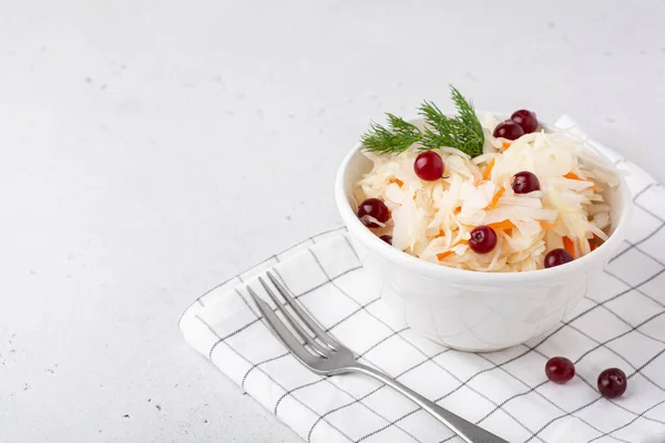 Parlak bir masada lahana turşusu.