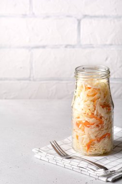 Parlak bir masada lahana turşusu.