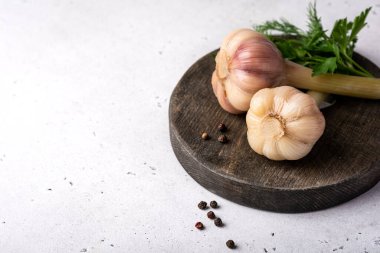 Tahta kesme tahtasına sarımsak turşusu. Arka planda, boşluğu kopyala