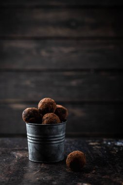 Fındıklı ev yapımı çikolatalı tatlılar, kurumuş meyveler ve koyu arkaplanda kakao. Metin için yer