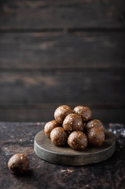 Fındıklı ev yapımı çikolatalı tatlılar, kurumuş meyveler ve koyu arkaplanda kakao. Metin için yer