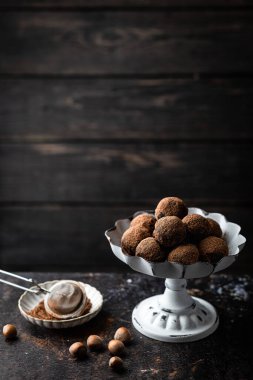 Fındıklı ev yapımı çikolatalı tatlılar, kurumuş meyveler ve koyu arkaplanda kakao. Metin için yer