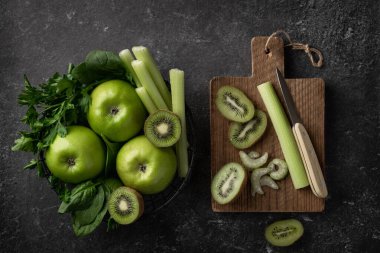 Smoothie yapmak için yeşil meyve ve sebzeler. 